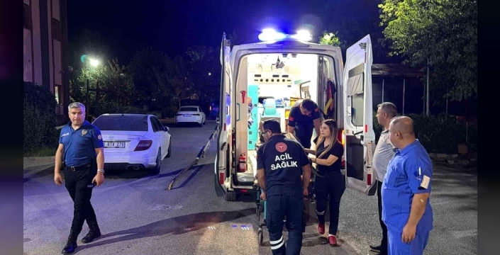 Otomobil kaldırım kenarında oturan kişiye çarptı: 1 ağır yaralı