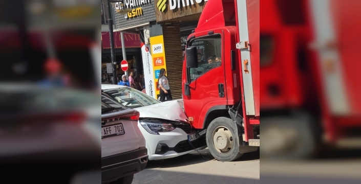 Otomobil park halindeki kamyonete çarptı: 1 yaralı