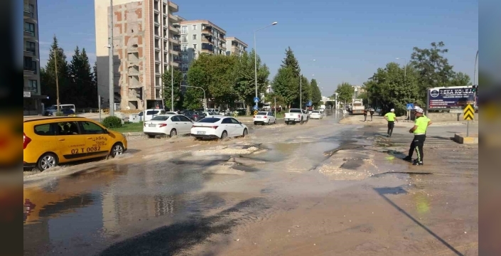 Patlayan ana su hattı yolu kullanılamaz hale getirdi