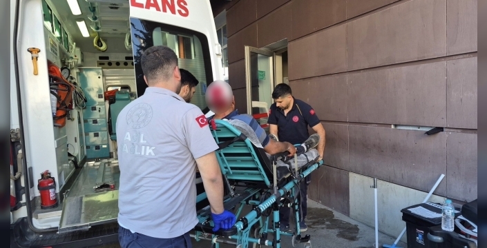 Üzerine buzdolabı devrilen kişi yaralandı