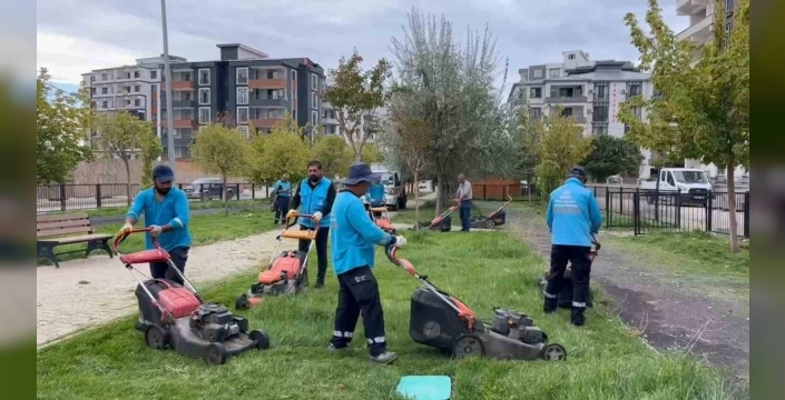 Adıyaman’da parklarda sonbahar bakımı sürüyor
