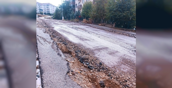 Gölbaşı’nda sel suları karayolunda hasara neden oldu