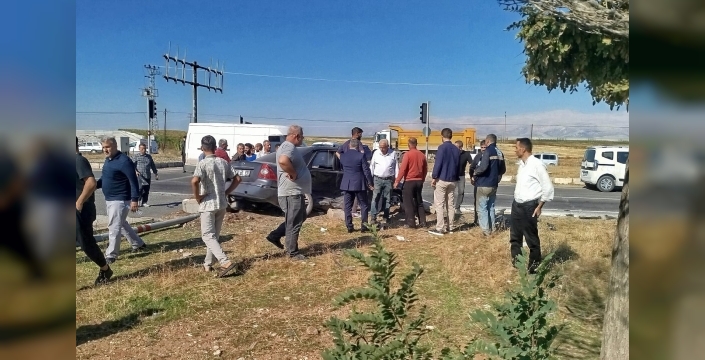 İki otomobil çarpıştı: 3 yaralı