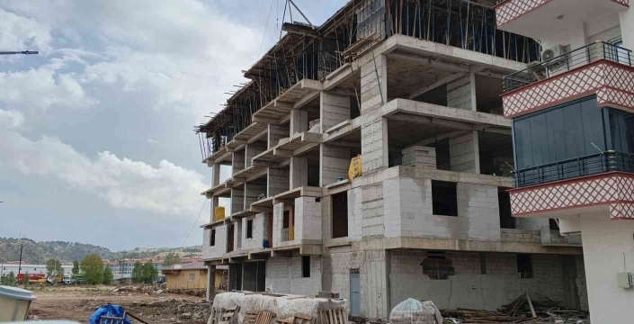 İnşaattan düşen işçi ağır yaralandı