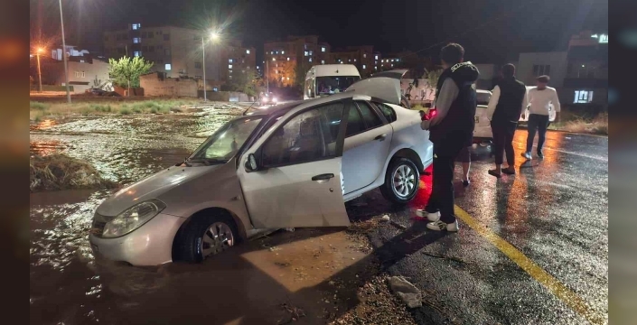 Kahta’da cadde göle döndü, otomobil mahsur kaldı