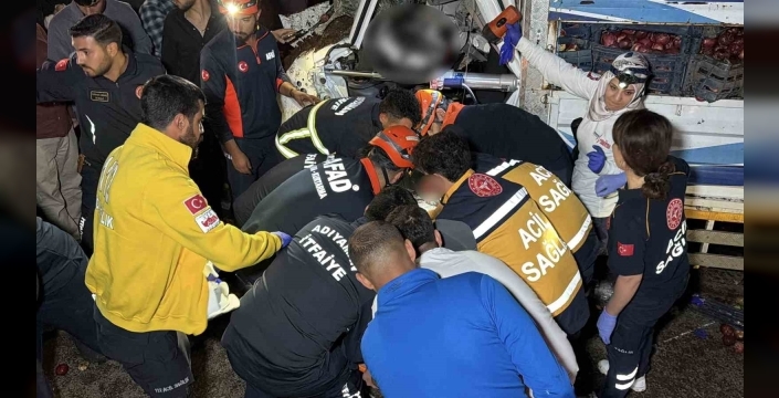 Kamyonet traktöre arkadan çarptı: 1 ölü, 1 yaralı