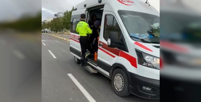 Karayolundaki parke taşına çarpan motosiklet devrildi: 1 yaralı