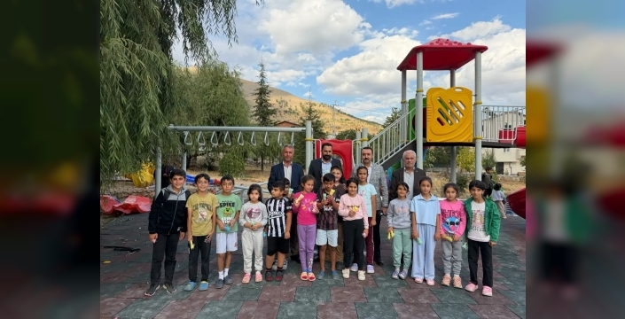 Kaymakam Pelvan deprem konutları ve çocuk parkları inceledi