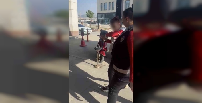 Kediye taşla vuran kadın yakalandı