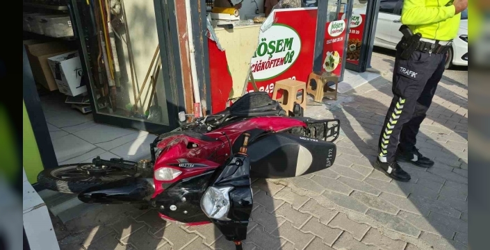 Motosiklet çocuğa çarpıp iş yerine daldı: 1 yaralı