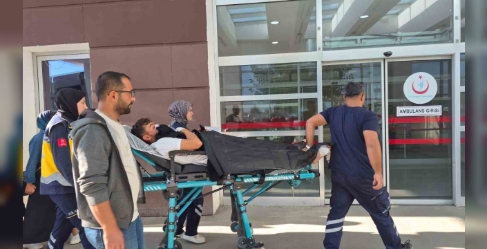 Motosiklet ile hafif ticari araç çarpıştı: 1 yaralı