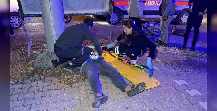 Motosiklet ile otomobil çarpıştı: 2 yaralı