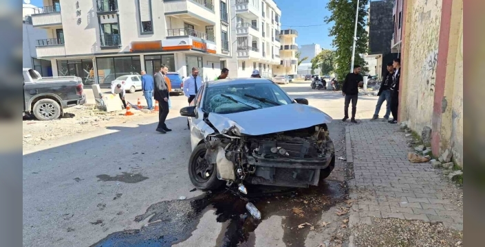 Otomobil ile kamyonet çarpıştı: 1’i ağır 2 yaralı